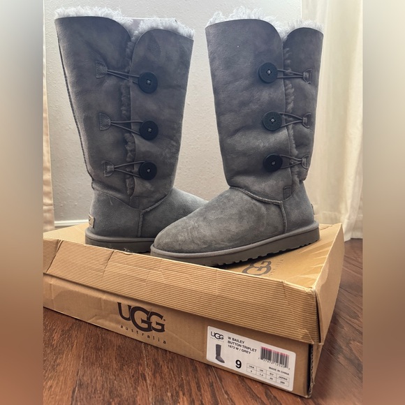 UGG Button Bailey Triplet, Grey. Size 9 - Picture 5 of 8